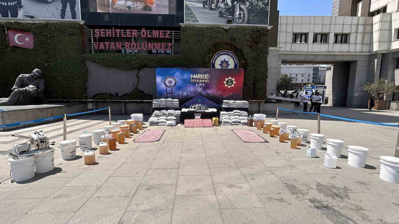 İSTANBUL'DA SON İKİ HAFTADA DÜZENLENEN OPERASYONLARDA ELE GEÇİRİLEN 1 TON UYUŞTURUCU MADDE...