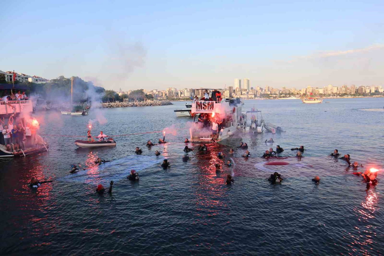 İSTANBUL'DA TARİHİ MODA İSKELESİ BAŞTA OLMAK ÜZERE 100 FARKLI NOKTADA EŞ ZAMANLI DALIŞ YAPAN...