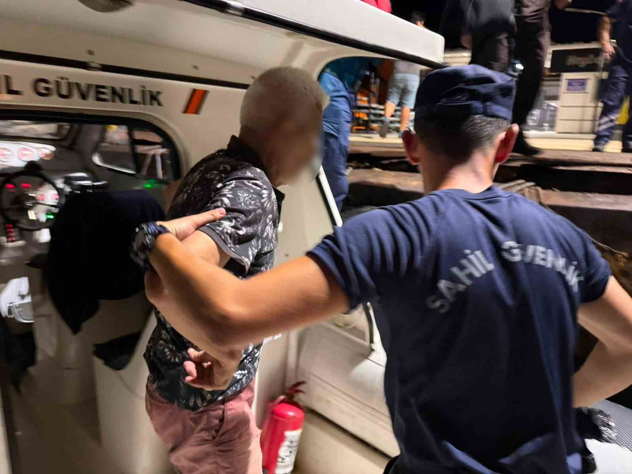 İSTANBUL'UN ADALAR İLÇESİNE BAĞLI HEYBELİADA’DA, ORMANLIK ALANDAN SAHİL ŞERİDİNE İNMEYE ÇALIŞIRKEN...