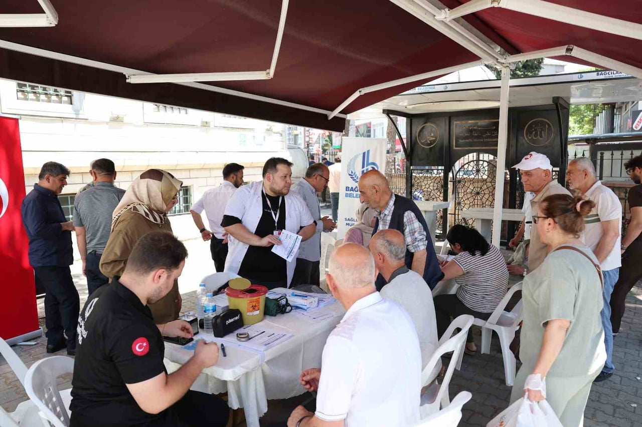 İSTANBUL'UN BAĞCILAR İLÇESİNDE ERKEN TANI VE SAĞLIK FARKINDALIĞI KAPSAMINDA CAMİLERDE VATANDAŞLARA...
