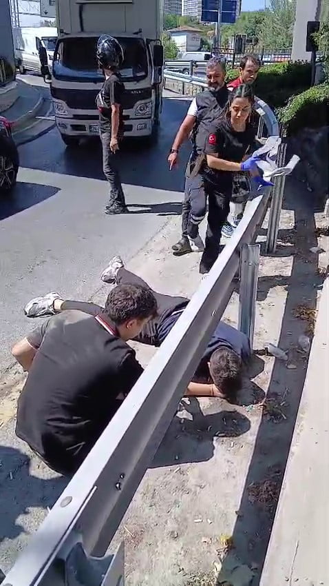İSTANBUL'UN ESENLER İLÇESİNDE VİRAJI ALAMAYAN MOTOSİKLETİN BARİYERLERE ÇARPARAK DEVRİLMESİ SONUCU...