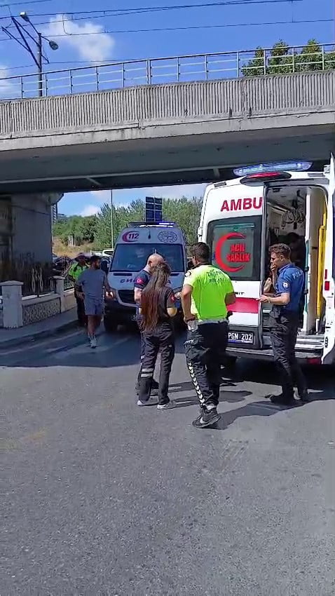 İSTANBUL'UN ESENLER İLÇESİNDE VİRAJI ALAMAYAN MOTOSİKLETİN BARİYERLERE ÇARPARAK DEVRİLMESİ SONUCU...