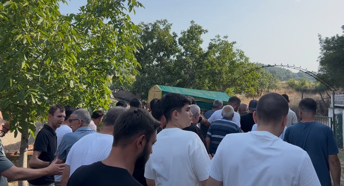 İSTANBUL'UN ESENYURT İLÇESİNDE ARKADAŞLARIYLA EĞLENMEYE GELDİĞİ SİTEDE ÇIKAN KAVGA SONRASINDA...
