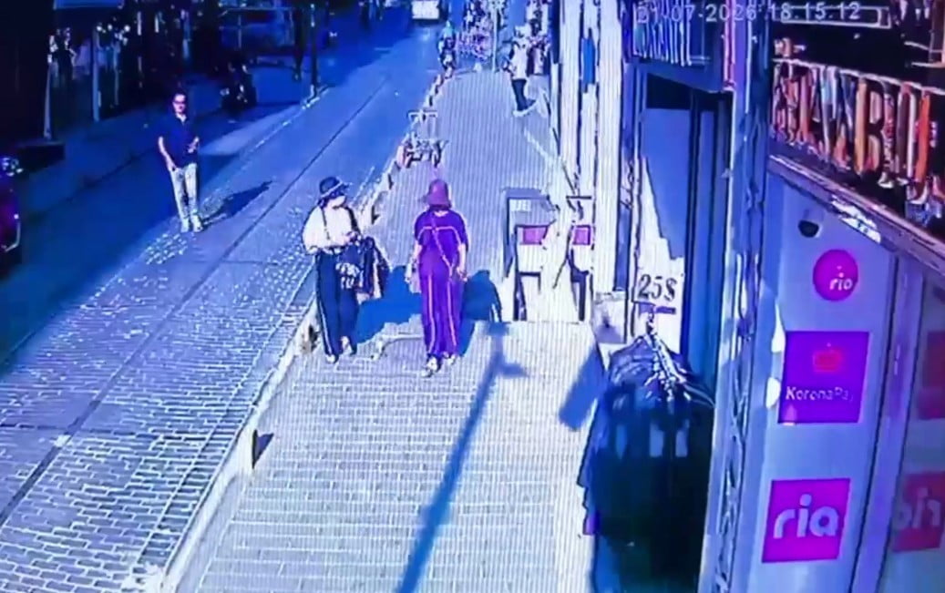 İSTANBUL'UN FATİH İLÇESİNDE, İKİ KADIN TURİSTİN CÜZDANINI ÇALAN VE YAŞLARI 18'DEN KÜÇÜK OLAN 2 KIZ...