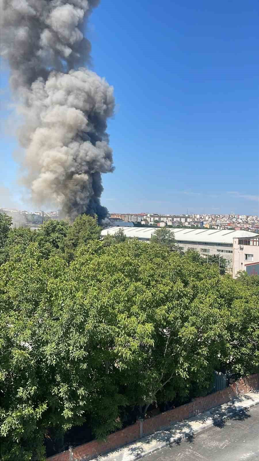 İSTANBUL ARNAVUTKÖY'DE BİR SÜNGER FABRİKASINDA ÇIKAN YANGIN, YANINDAKİ BAŞKA BİR FABRİKAYA DA...