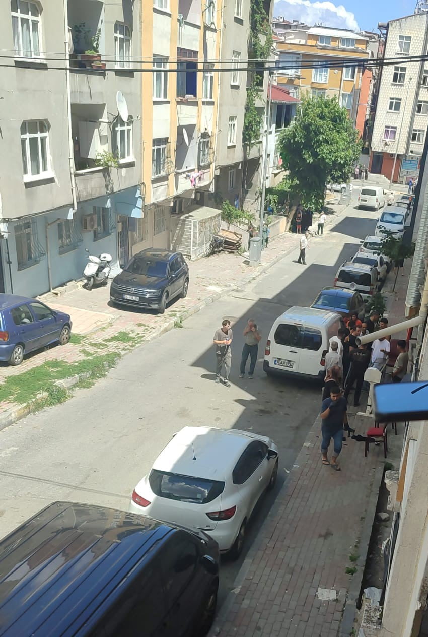 İSTANBUL BAĞCILAR’DA İŞ YERİNİN ÖNÜNE GELEN BİR SALDIRGAN İŞ YERİ SAHİBİNİN OĞLUNA KURŞUN...