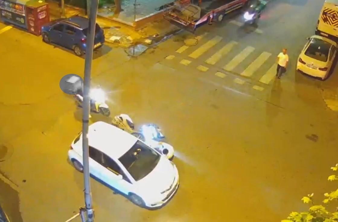 İSTANBUL BAHÇELİEVLER’DE ARA SOKAKTAN ÇIKAN OTOMOBİLE ÇARPMAMAK İÇİN ANİ MANEVRA YAPAN MOTOSİKLET...