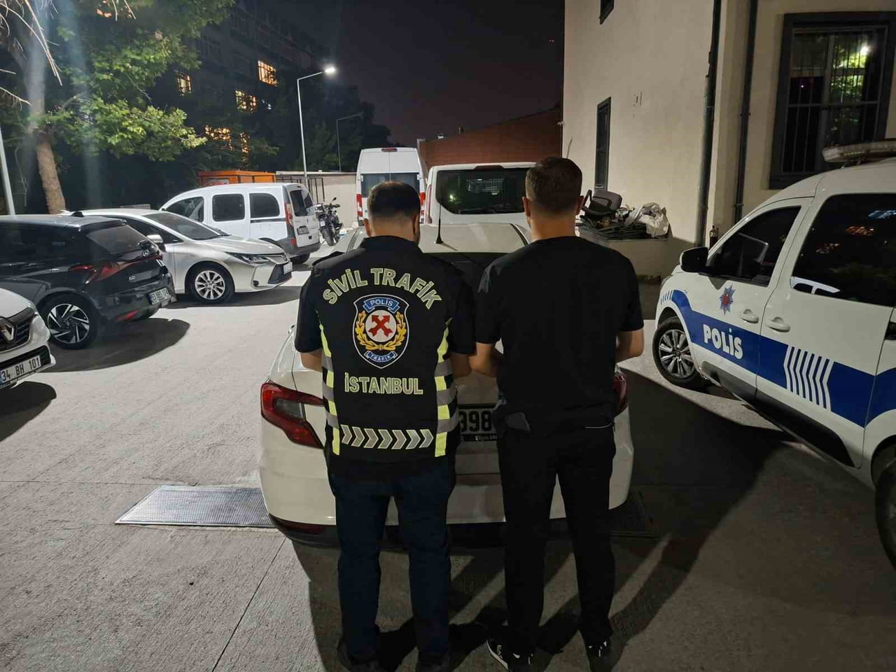 İSTANBUL BAHÇELİEVLER’DE "ARACA SALDIRI" GERÇEKLEŞTİREN SÜRÜCÜYE 180 BİN LİRA İDARİ PARA CEZASI...