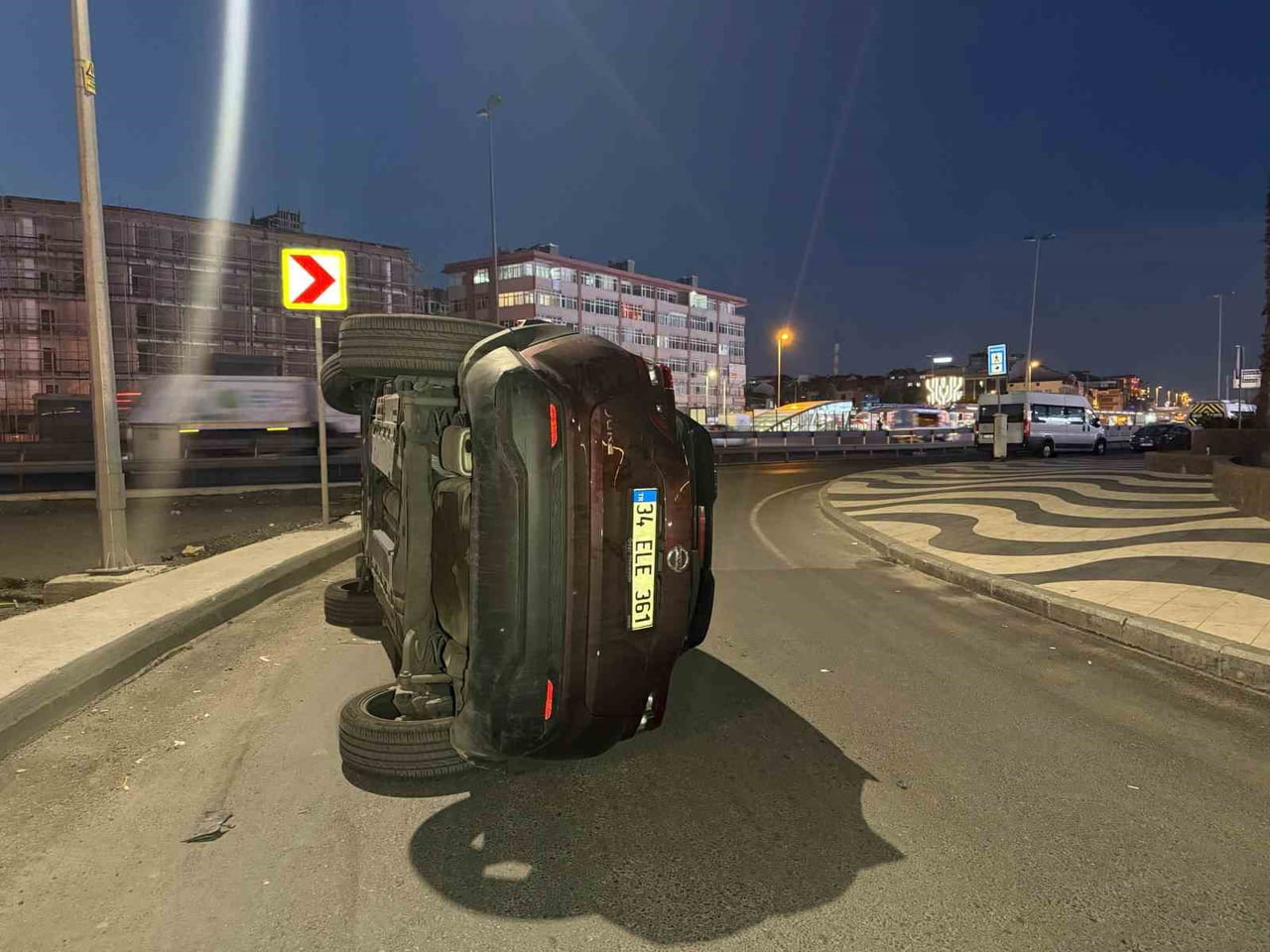 İSTANBUL BAKIRKÖY'DE SÜRÜCÜSÜNÜN KONTROLÜNDEN ÇIKAN OTOMOBİL, REFÜJE ÇARPARAK...