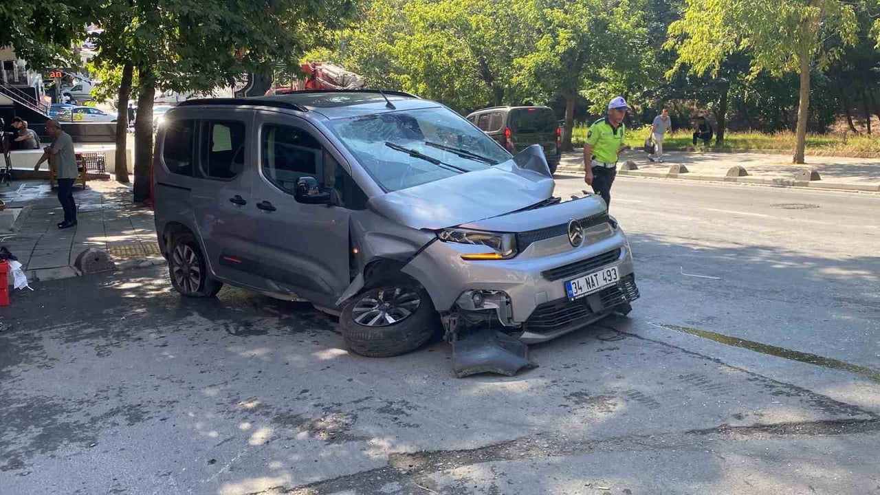 İSTANBUL BAYRAMPAŞA'DA SEYİR HALİNDEKİ SU TANKERİ ÖNCE HAFİF TİCARİ ARACA ARDINDAN DEVRİLEREK PARK...