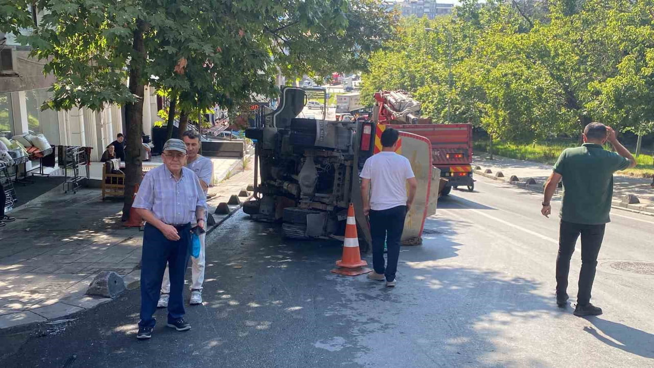 İSTANBUL BAYRAMPAŞA'DA SEYİR HALİNDEKİ SU TANKERİ ÖNCE HAFİF TİCARİ ARACA ARDINDAN DEVRİLEREK PARK...
