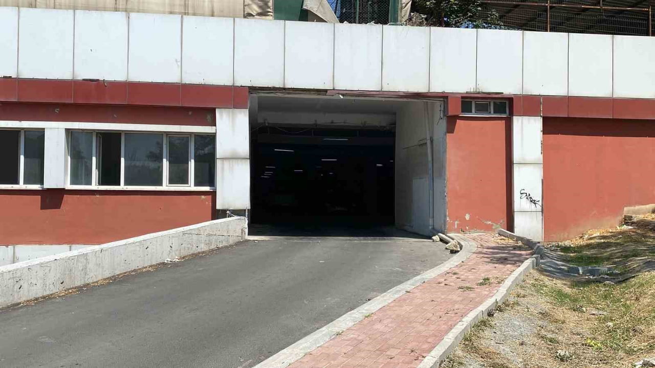 İSTANBUL BAYRAMPAŞA’DA BULUNAN BİR PAZAR YERİNDE ERKEK CESEDİ BULUNDU. OLAYLA İLGİLİ İNCELEME...