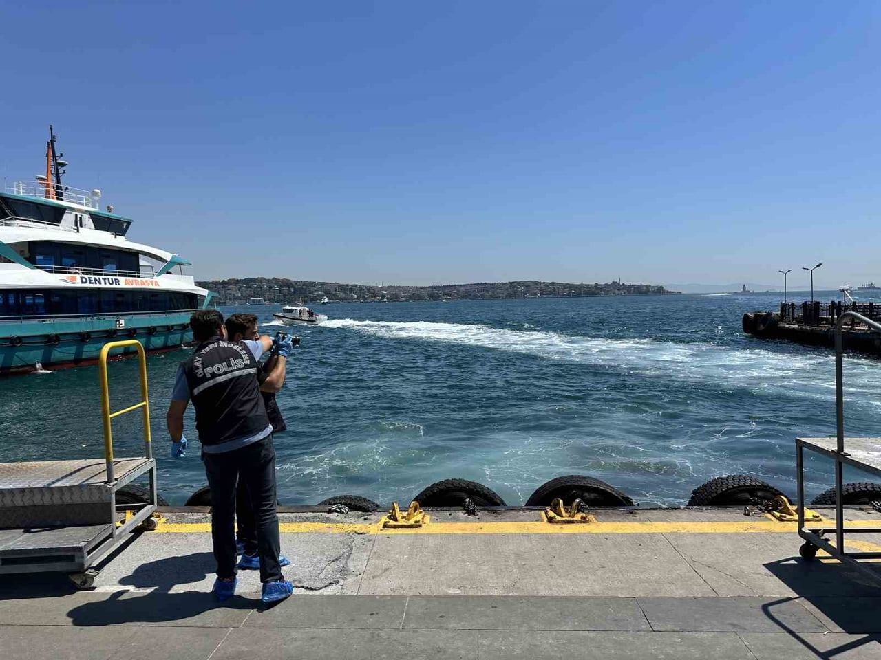 İSTANBUL BEŞİKTAŞ SAHİLİ AÇIKLARINDA VAPURLA SEYAHAT EDEN VATANDAŞLAR, DENİZDE HAREKETSİZ ŞEKİLDE...