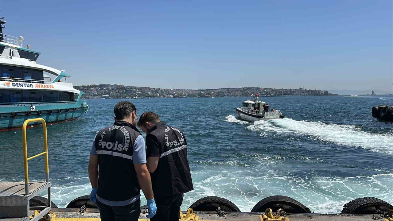İSTANBUL BEŞİKTAŞ SAHİLİ AÇIKLARINDA VAPURLA SEYAHAT EDEN VATANDAŞLAR, DENİZDE HAREKETSİZ ŞEKİLDE...
