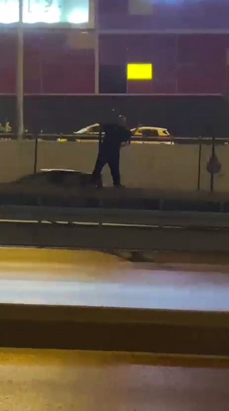 İSTANBUL BEYLİKDÜZÜ'NDE ALKOLLÜ OLDUĞU İDDİA EDİLEN BİR KİŞİ, UZUN SÜRE E-5 KARAYOLU'NDA YÜRÜDÜ....