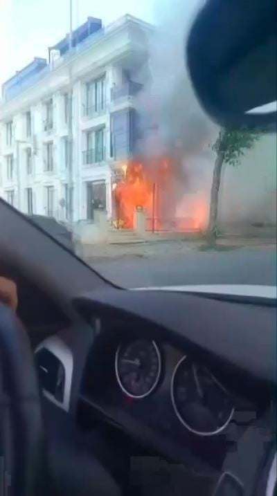İSTANBUL BEYLİKDÜZÜ'NDE ÇIKAN YANGINDA BİR İŞ YERİ ALEVLERE TESLİM OLDU. O ANLAR VATANDAŞLARIN CEP...
