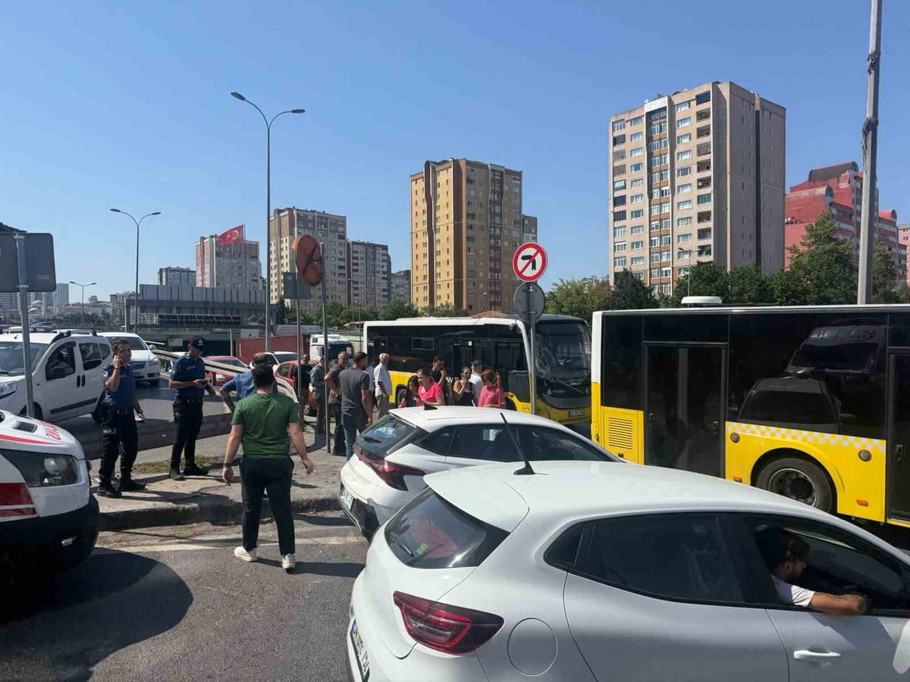 İSTANBUL BEYLİKDÜZÜ E-5 YAN YOLDA AYNI YÖNDE İLERLEYEN 2 İETT'YE BAĞLI ÖZEL HALK OTOBÜSÜNÜN...