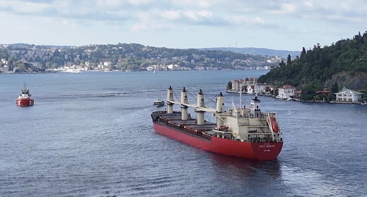 İSTANBUL BOĞAZI'NDA DÜMEN ARIZASI YAPAN GEMİ NEDENİYLE GEMİ TRAFİĞİ DURDURULDU