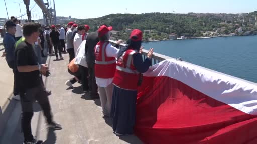 İstanbul Boğazı'ndaki köprülere Türk bayrakları asıldı