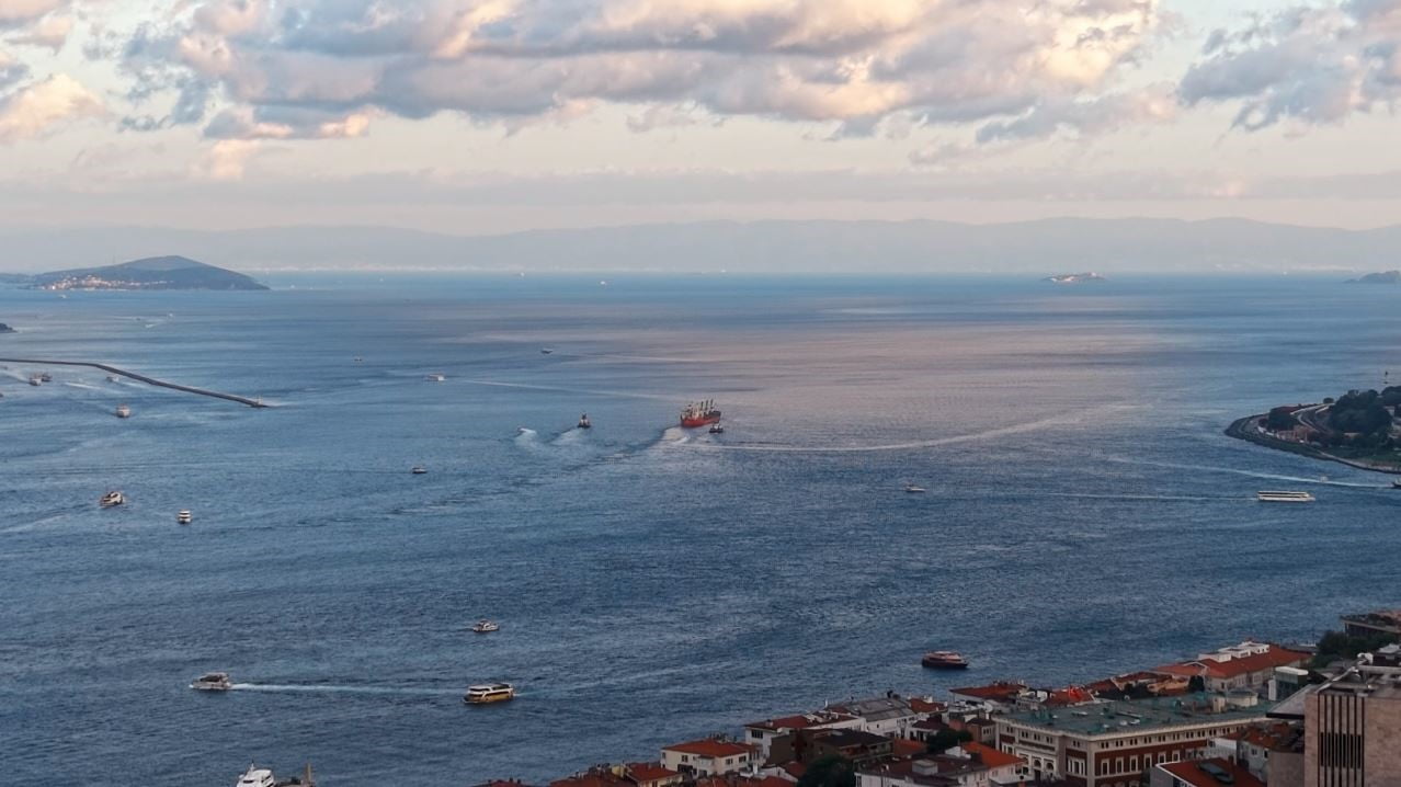 İSTANBUL BOĞAZI KANLICA AÇIKLARINDA ARIZALANAN YÜK GEMİSİ KIYI EMNİYETİ EKİPLERİNCE AHIRKAPI DEMİR...