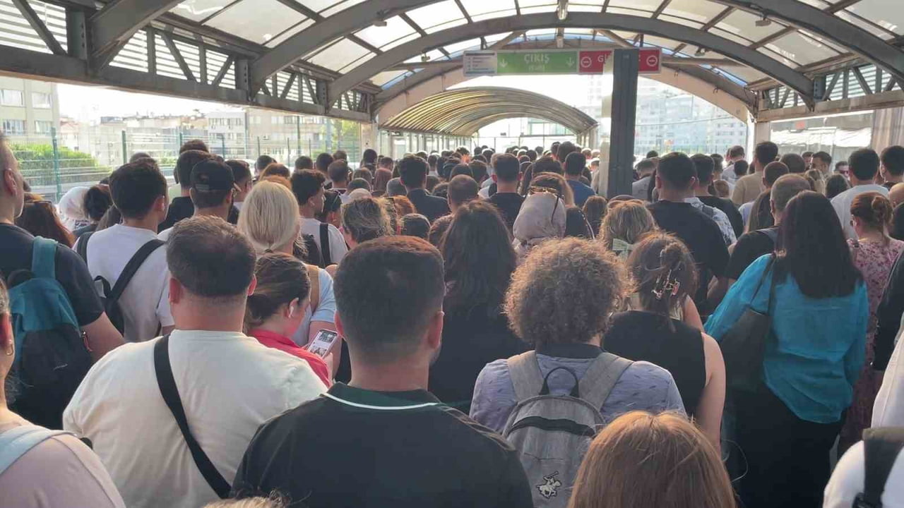 İSTANBUL BÜYÜKŞEHİR BELEDİYESİ'NE (İBB) BAĞLI MECİDİYEKÖY METROBÜS İSTASYONU'NDA YÜRÜYEN MERDİVEN...