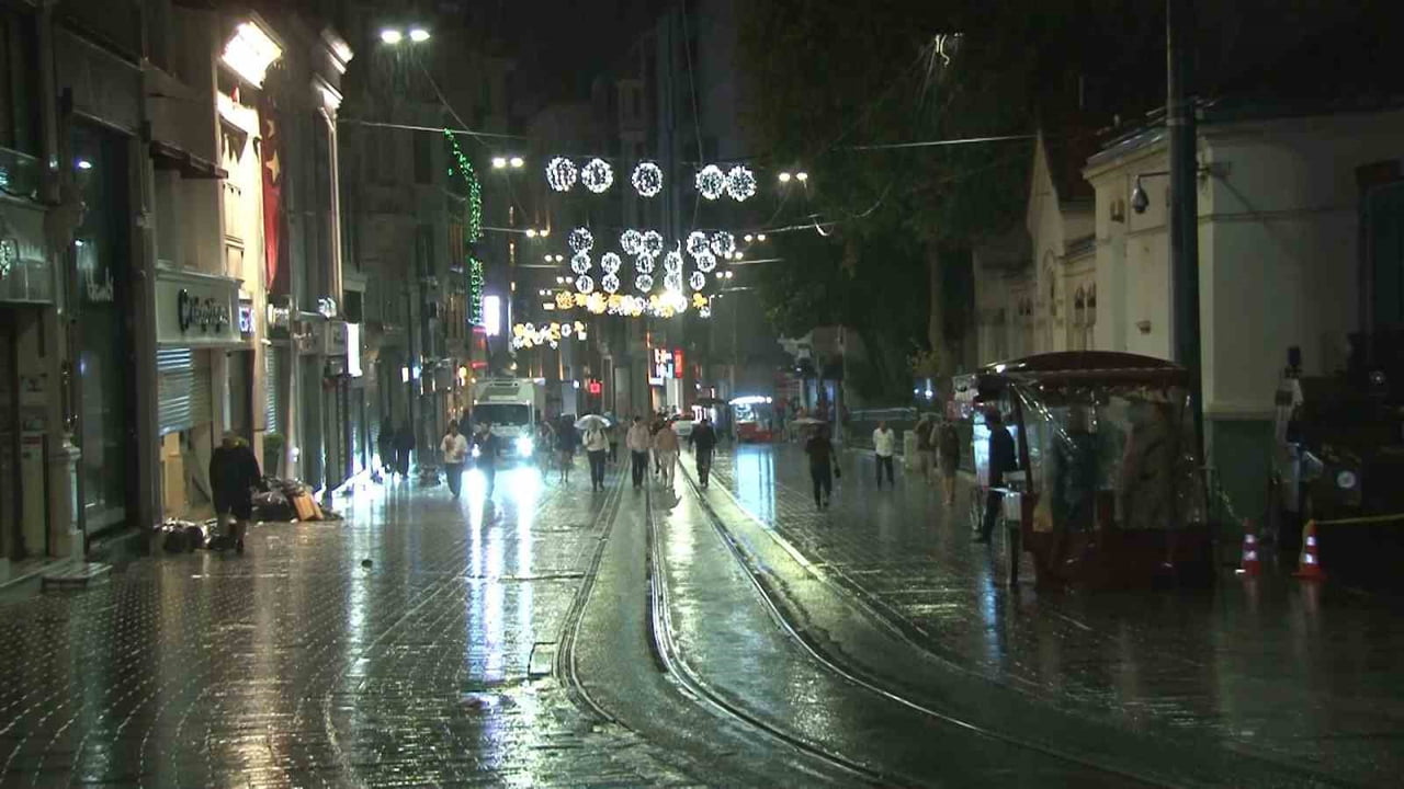 İSTANBUL’DA BEKLENEN YAĞIŞ AVRUPA YAKASI’NDA GECE SAATLERİNDE BAŞLADI