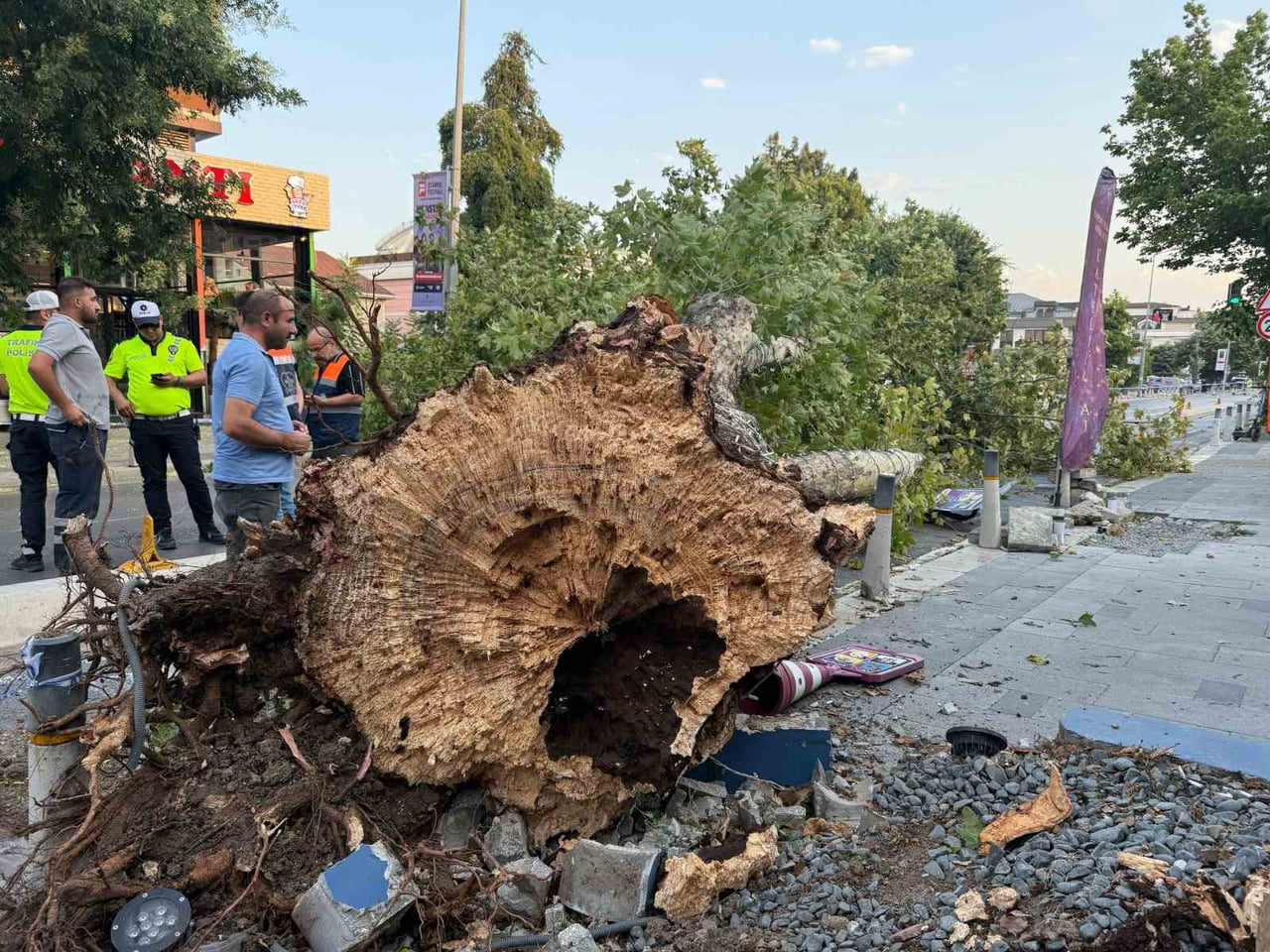 İSTANBUL’DA KISA SÜRELİ ETKİLİ OLAN FIRTINA, KENTİN FARKLI NOKTALARINDA HASARA NEDEN OLDU....