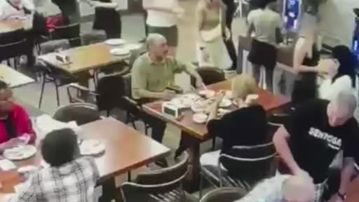 İstanbul’da restoranlardaki müşterilerin çantasını çalan çocuk hırsız kamerada