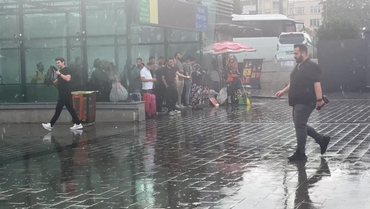 İSTANBUL’DA SABAH SAATLERİNDE ETKİSİNİ GÖSTERMEYE BAŞLAYAN YAĞMUR, KENTİN BİRÇOK İLÇESİNDE HAYATI...