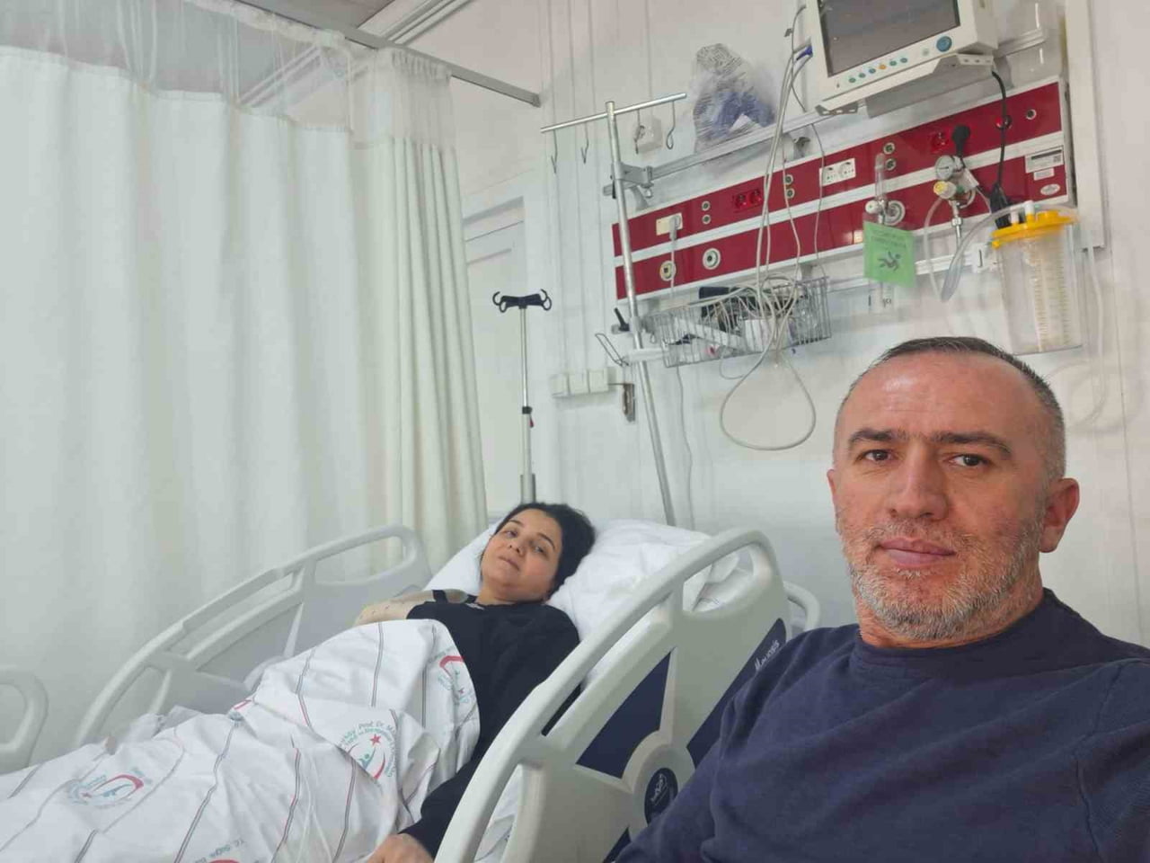 İSTANBUL’DA YAŞAYAN GAZETECİ ELVAN EZBER, PEŞ PEŞE GEÇİRDİĞİ İKİ BEYİN KANAMASI BİR MENENJİTLE...