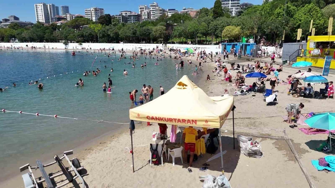 İSTANBUL’DA YÜKSEK HAVA SICAKLIKLARINDAN DOLAYI VATANDAŞLAR SAHİLLERE AKIN ETTİ.