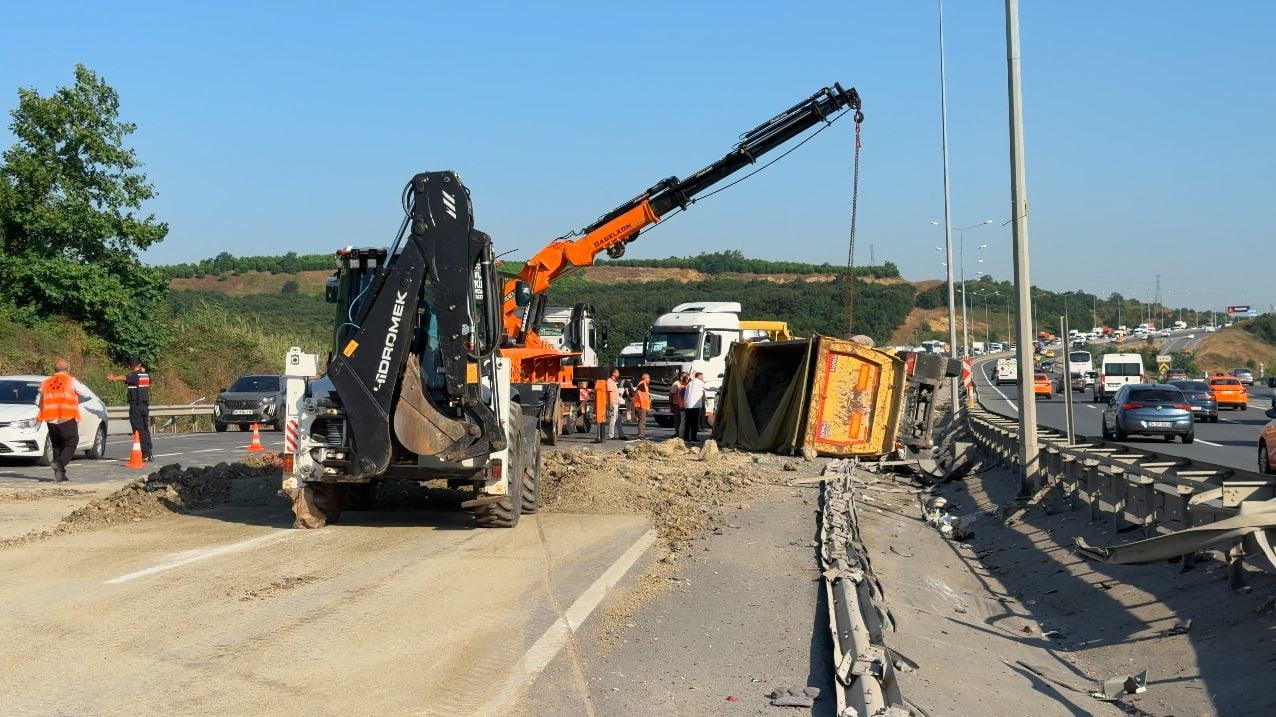 İSTANBUL EYÜPSULTAN'DA BİR HAFRİYAT KAMYONU, OTOMOBİLE ÇARPARAK DEVRİLDİ.