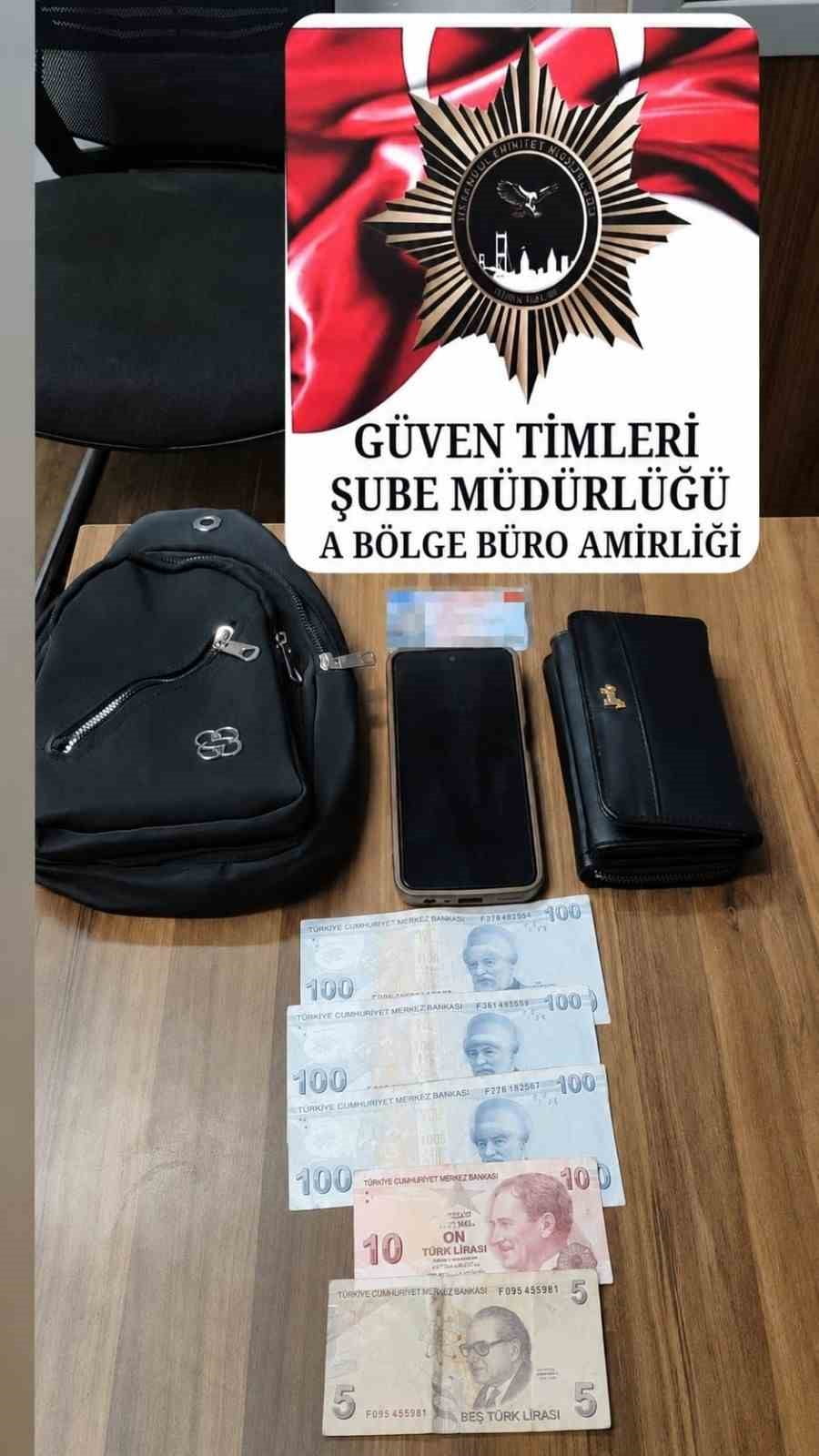 İSTANBUL FATİH'TE KADIN HIRSIZ, BANKLARDA OTURAN VATANDAŞIN ÇANTASINI USULCA ÇALDI. SUÇÜSTÜ...