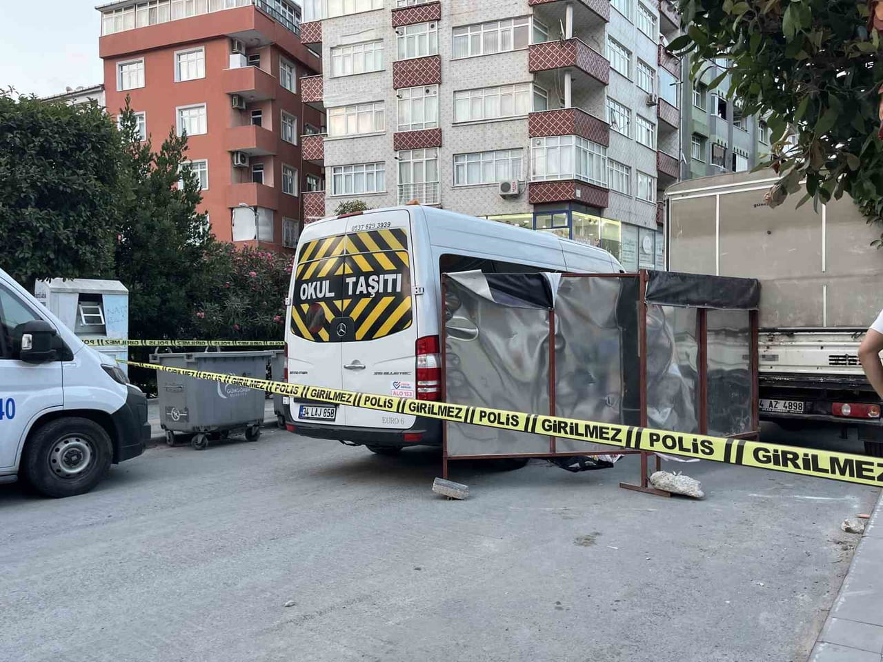İSTANBUL GÜNGÖREN’DE YOLUN KARŞISINA GEÇMEYE ÇALIŞIRKEN GERİ MANEVRA YAPAN SERVİS ARACININ ALTINDA...
