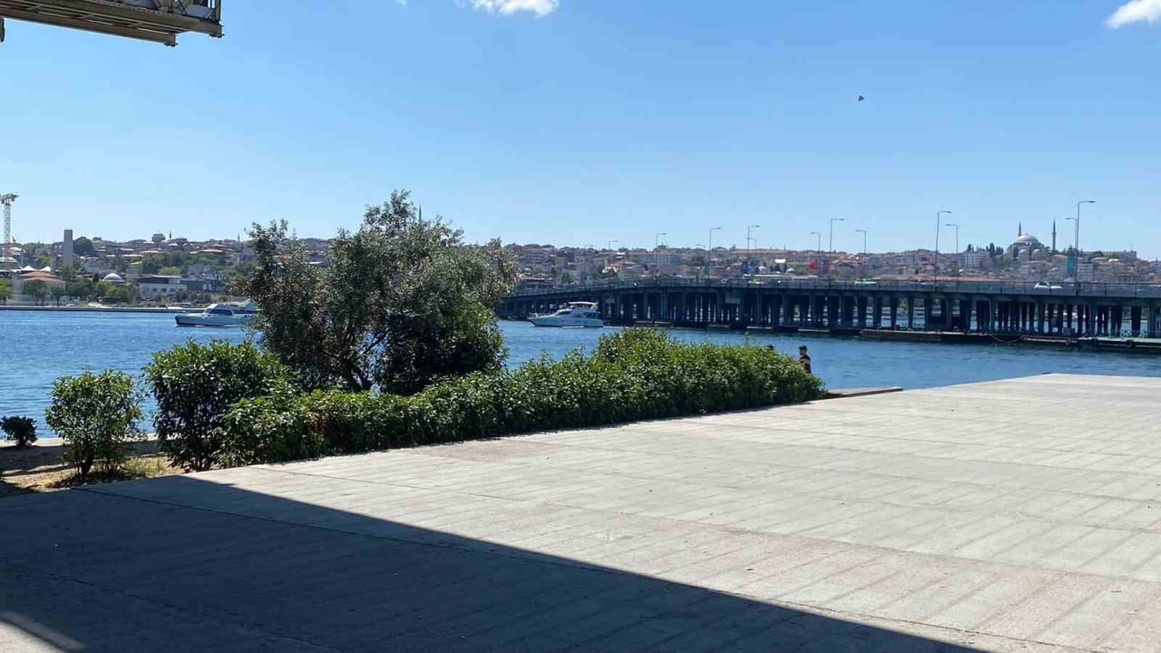 İSTANBUL HALİÇ'TE ATATÜRK KÖPRÜSÜ'NÜN ALTINDAN GEÇİŞ YAPTIĞI SIRADA KÖPRÜ AYAĞINA ÇARPAN TUR...