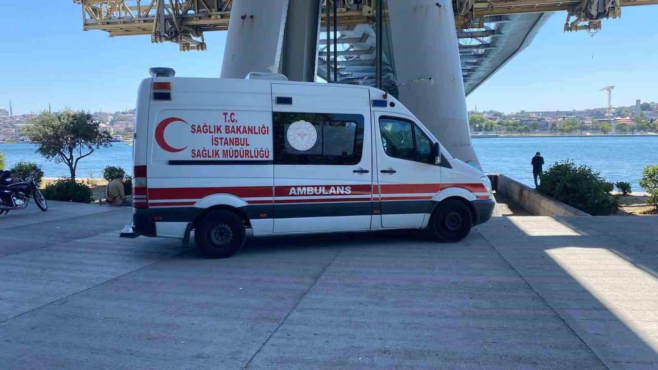 İSTANBUL HALİÇ'TE ATATÜRK KÖPRÜSÜ'NÜN ALTINDAN GEÇİŞ YAPTIĞI SIRADA KÖPRÜ AYAĞINA ÇARPAN TUR...
