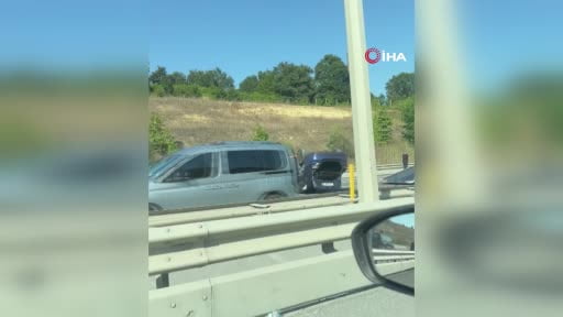 İstanbul Havalimanı yolunda hafriyat kamyonu devrildi. Olay yerine çok sayıda sağlık ve itfaiye...