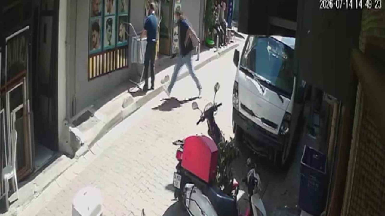 İSTANBUL KAĞITHANE'DE SAÇ TIRAŞINI BEĞENMEYEN 23 YAŞINDAKİ BİR GENÇ, BERBERİNİ BACAĞINDAN...