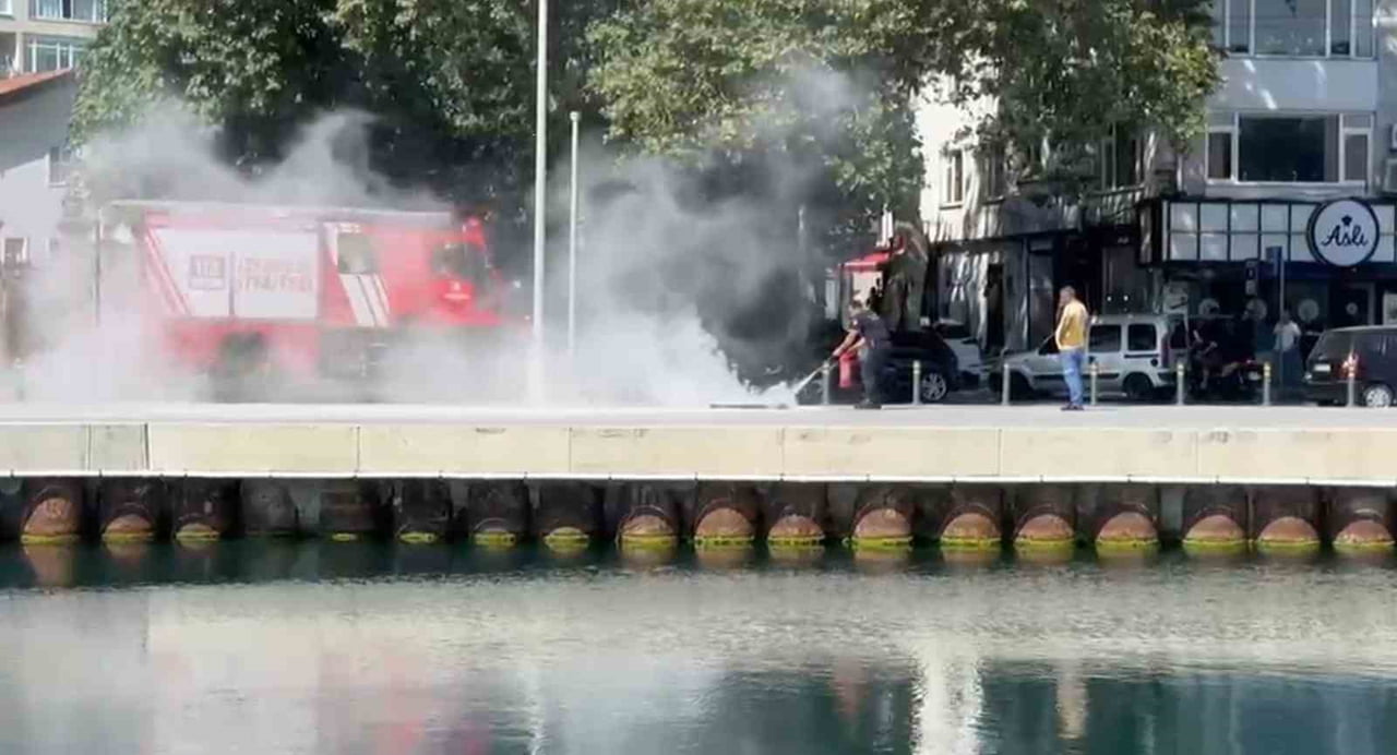 İSTANBUL SARIYER'DE YER ALTI ELEKTRİK KABLOLARINDA ÇIKAN YANGIN, ÇEVREDE KORKU DOLU ANLAR YAŞATTI....
