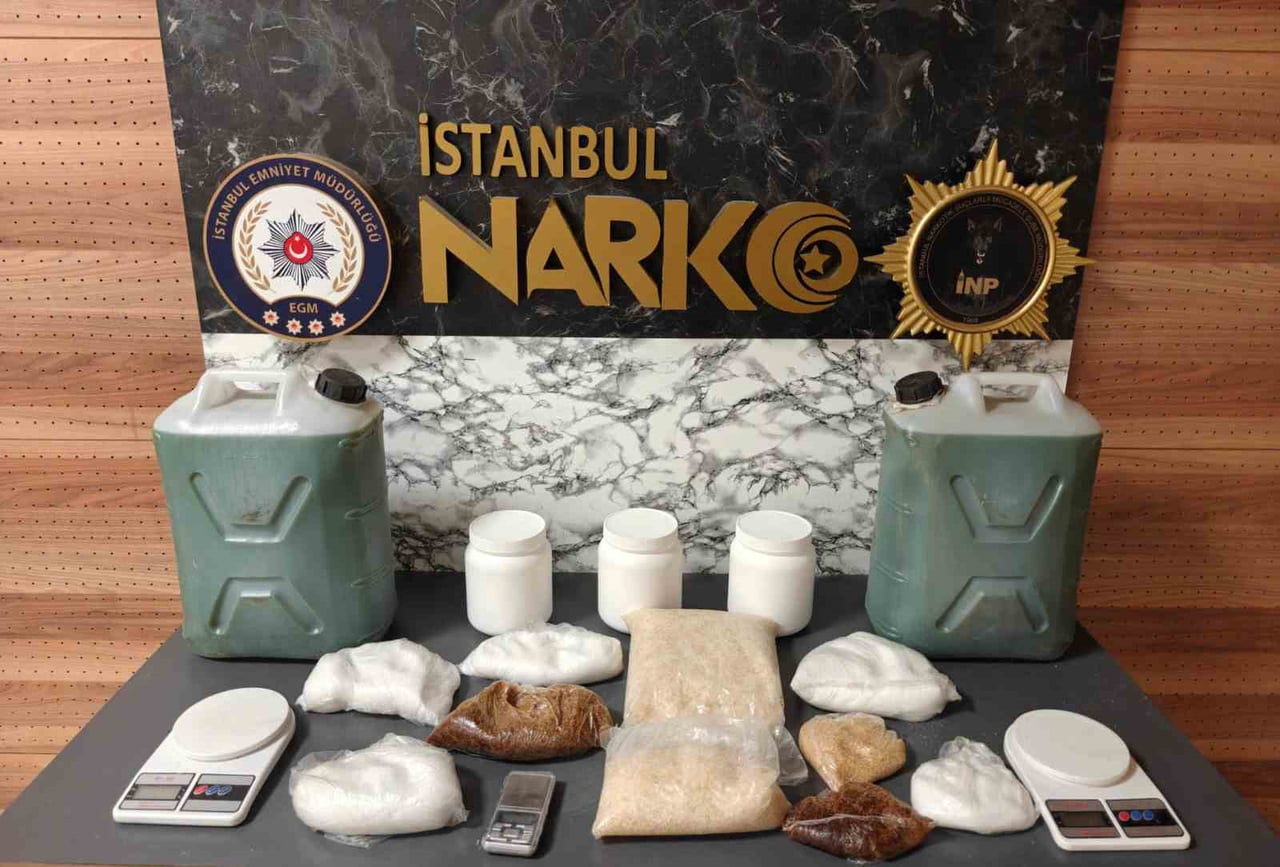İSTANBUL’UN FATİH İLÇESİNDE BİR EVE DÜZENLENEN OPERASYONDA, YAKLAŞIK 49 KİLO UYUŞTURUCU İLE 3 KİLO...