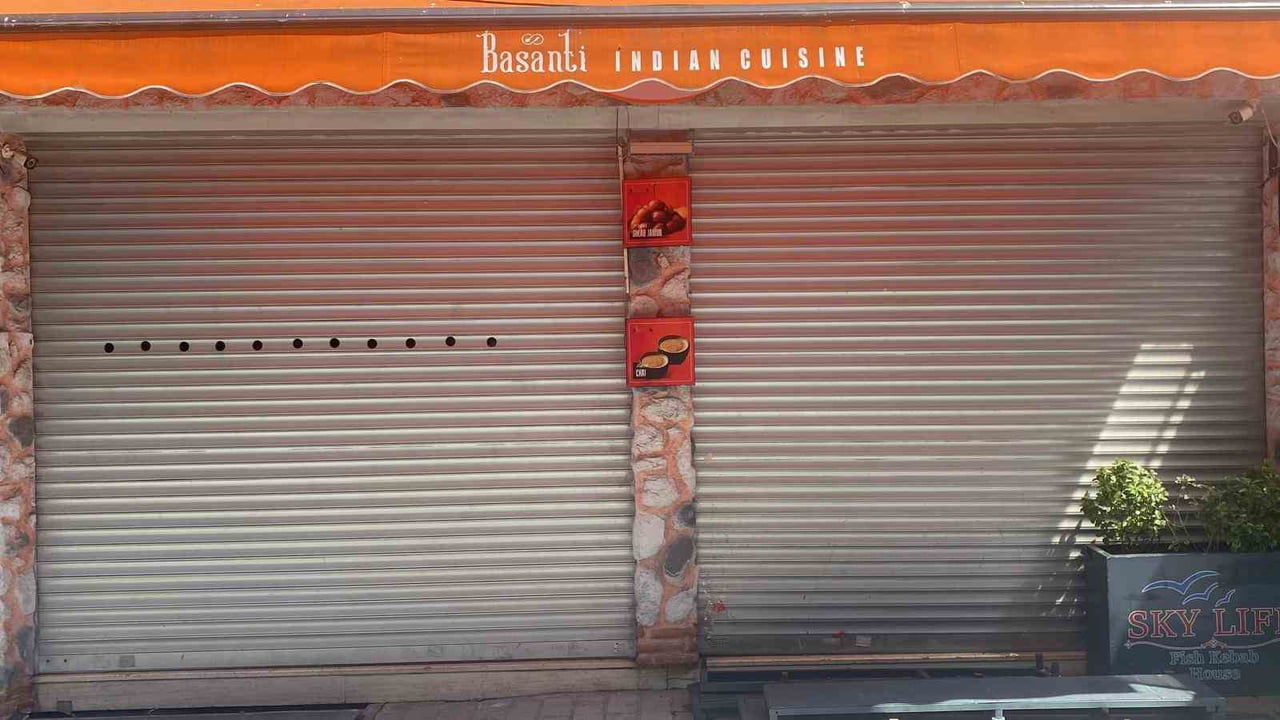 İSTANBUL’UN FATİH İLÇESİNDE YIKIM KARARI NEDENİYLE MÜHÜRLÜ BULUNAN BOŞ BİR DÜKKANDAN YAYILAN KÖTÜ...