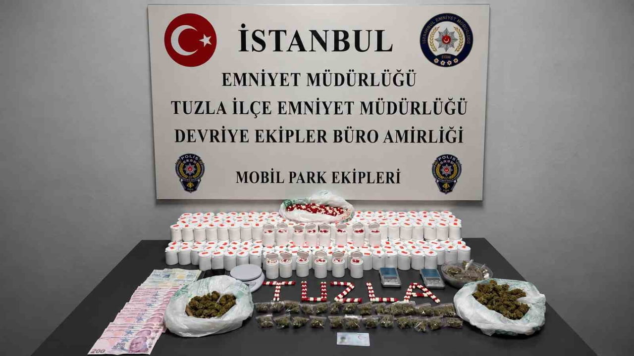İSTANBUL’UN TUZLA İLÇESİNDE UYUŞTURUCU TİCARETİ YAPILAN BİR EVİ SANİYE SANİYE DRON İLE TAKİBE ALAN...