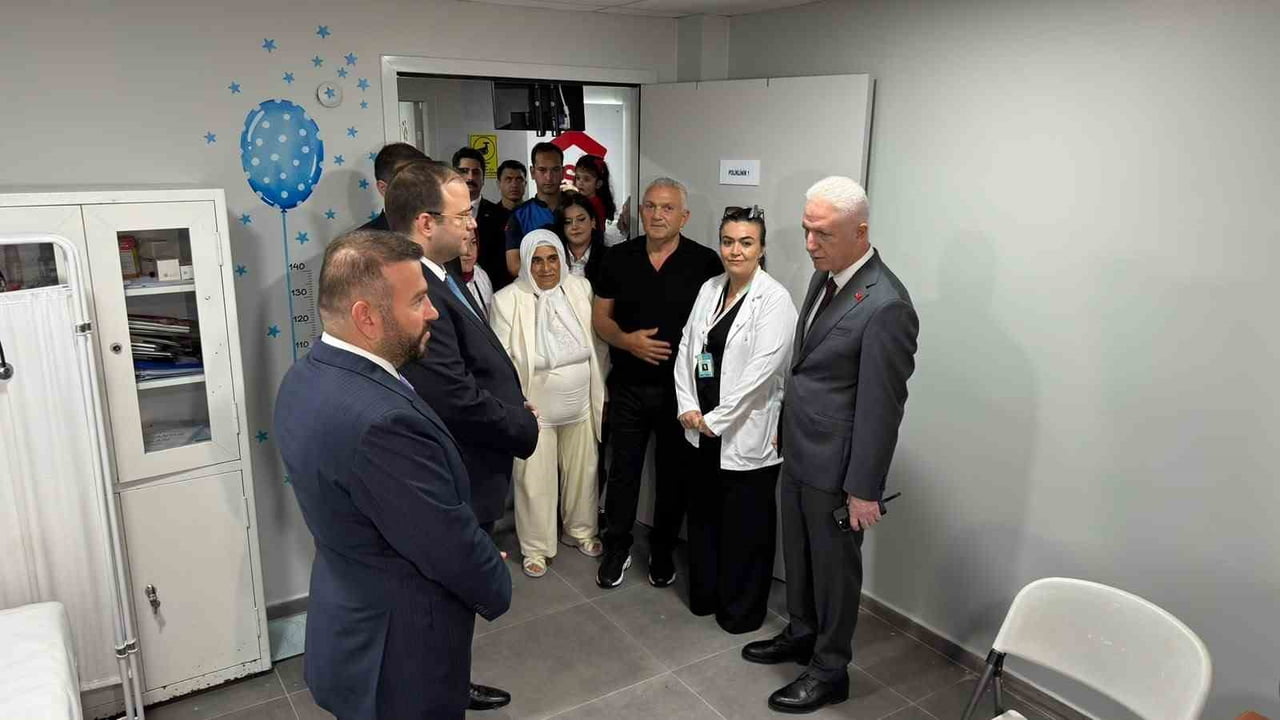 İSTANBUL VALİSİ DAVUT GÜL VE BERABERİNDEKİLER MERKEZİ GEZDİ