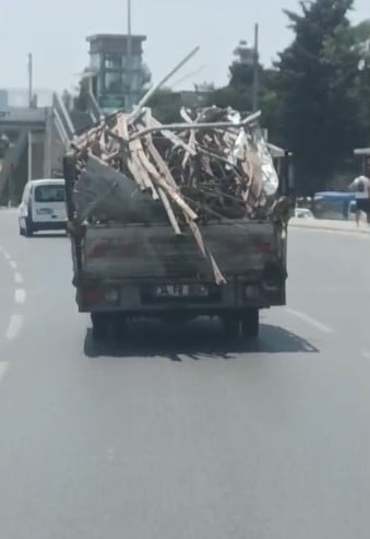İSTANBUL ZEYTİNBURNU'NDA DEMİR YÜKLÜ BİR KAMYONETİN, HERHANGİ BİR ÖNLEM ALINMADAN TRAFİKTE...