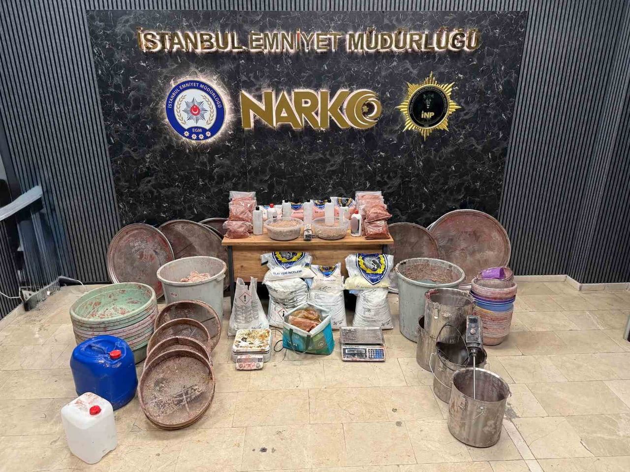 İSTANBUL ZEYTİNBURNU’NDA DÜZENLENEN OPERASYONDA, YAKLAŞIK 11 BUÇUK TON UYUŞTURUCU ELDE...