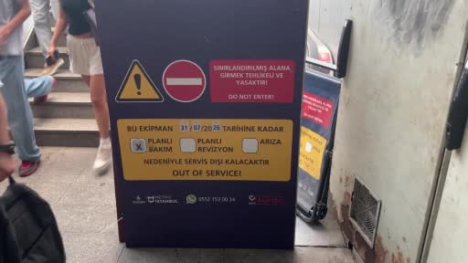 İstanbullunun ulaşım çilesi: Mecidiyeköy metrobüs istasyonunda yürüyen merdiven arızası yoğunluğa...