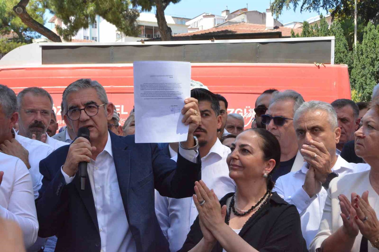 İSTİFA PROGRAMINDA KONUŞAN CHP BALIKESİR İL BAŞKANI ERDEN KÖYBAŞI, SİYASİ MÜCADELELERİNİ YENİ...