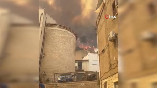 İtalya'nın Sicilya Adasında çıkan orman yangınına müdahale sırasında 1 itfayeci hayatını...