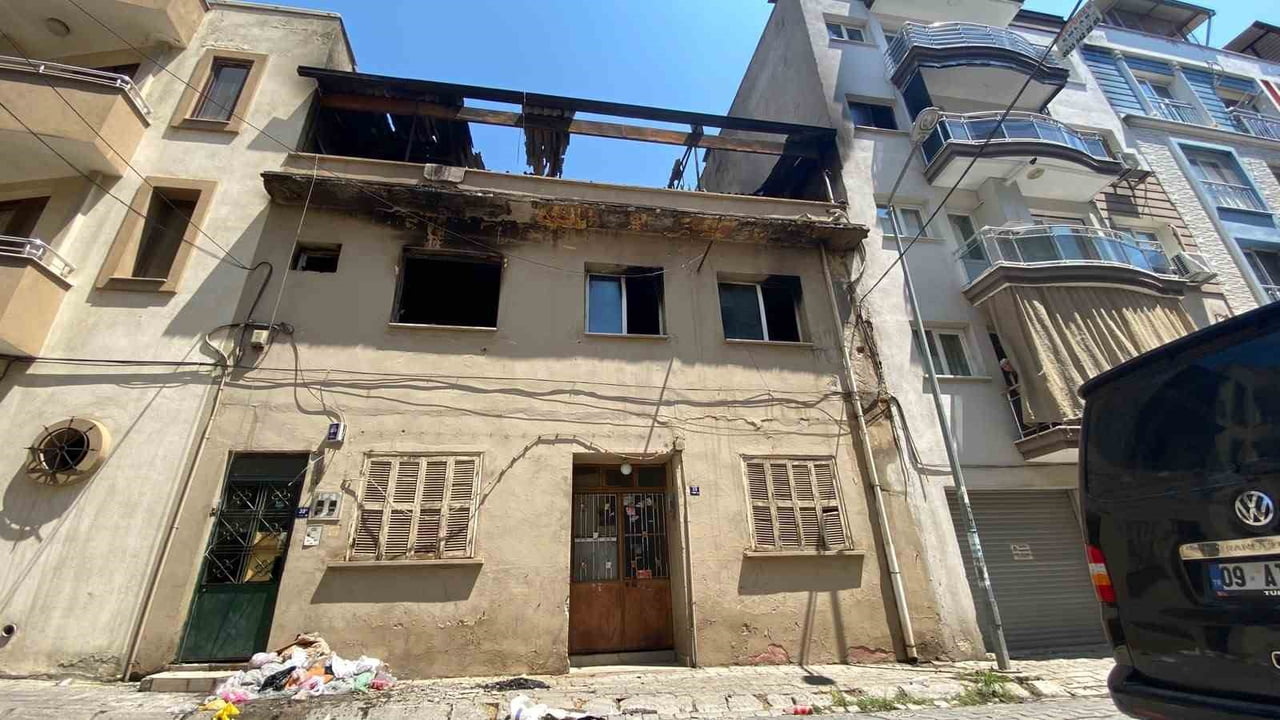 İTFAİYE EKİPLERİNİN MÜDAHALESİYLE YANGIN KISA SÜREDE SÖNDÜRÜLÜRKEN, EV KULLANILAMAZ HALE...