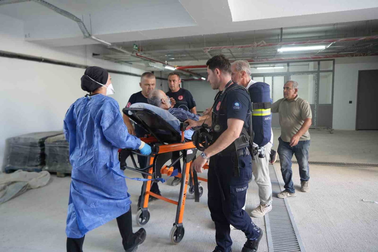 İTFAİYE ERLERİ VE SAĞLIK GÖREVLİLERİNİN YARDIMIYLA BODRUM KATINDAN ÇIKARILAN İŞÇİ, İLK...